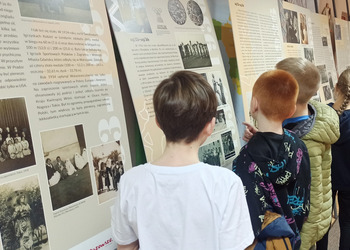 Zwiedzanie wystawy i lekcja biblioteczna
