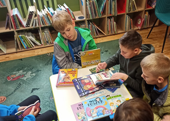 Zwiedzanie wystawy i lekcja biblioteczna