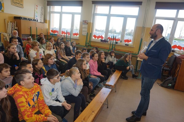 Jacek Łapiński na spotkaniu z uczniami żnińskich szkół podstawowych
