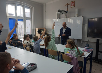 Jacek Łapiński na spotkaniu z uczniami żnińskich szkół podstawowych