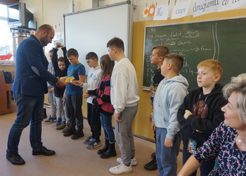 Jacek Łapiński na spotkaniu z uczniami żnińskich szkół podstawowych