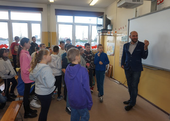 Jacek Łapiński na spotkaniu z uczniami żnińskich szkół podstawowych