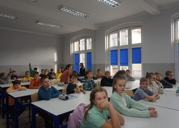 Jacek Łapiński na spotkaniu z uczniami żnińskich szkół podstawowych