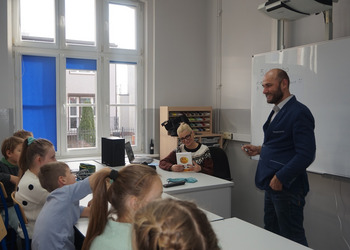 Jacek Łapiński na spotkaniu z uczniami żnińskich szkół podstawowych
