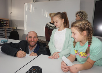 Jacek Łapiński na spotkaniu z uczniami żnińskich szkół podstawowych