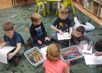 Grupa Sówki w odwiedzinach w Bibliotece