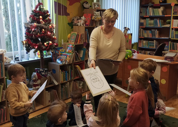 Grupa Jeżyki w odwiedzinach w Bibliotece