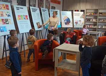 Grupa Jeżyki w odwiedzinach w Bibliotece