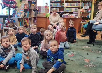 Grupa Jeżyki w odwiedzinach w Bibliotece