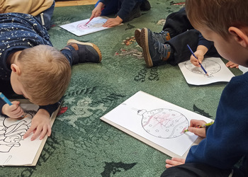 Grupa Jeżyki w odwiedzinach w Bibliotece