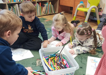 Grupa Jeżyki w odwiedzinach w Bibliotece