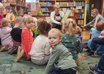 Grupa Motylki w odwiedzinach w Bibliotece