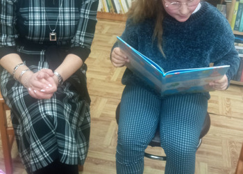 Rodzinne czytanie w Filii bibliotecznej w Gorzycach