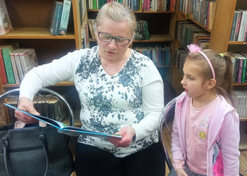 Rodzinne czytanie w Filii bibliotecznej w Gorzycach