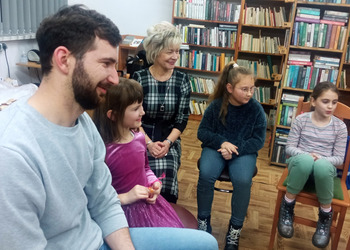 Rodzinne czytanie w Filii bibliotecznej w Gorzycach