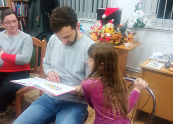 Rodzinne czytanie w Filii bibliotecznej w Gorzycach