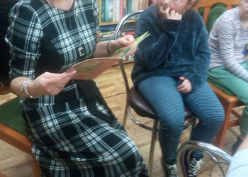 Rodzinne czytanie w Filii bibliotecznej w Gorzycach