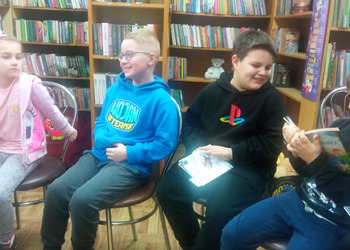 Rodzinne czytanie w Filii bibliotecznej w Gorzycach