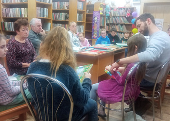 Rodzinne czytanie w Filii bibliotecznej w Gorzycach