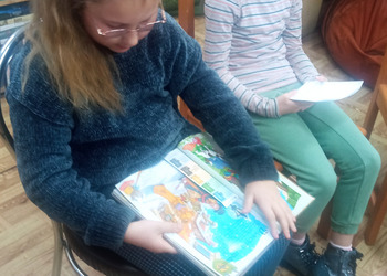 Rodzinne czytanie w Filii bibliotecznej w Gorzycach