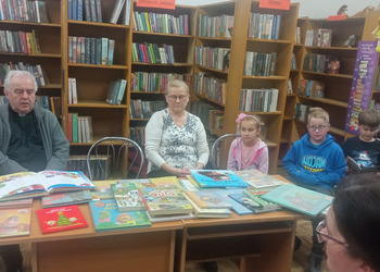 Rodzinne czytanie w Filii bibliotecznej w Gorzycach