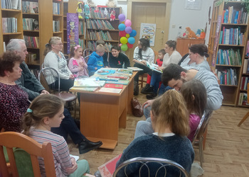 Rodzinne czytanie w Filii bibliotecznej w Gorzycach