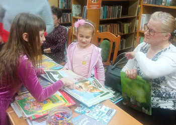 Rodzinne czytanie w Filii bibliotecznej w Gorzycach