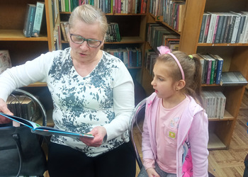 Rodzinne czytanie w Filii bibliotecznej w Gorzycach