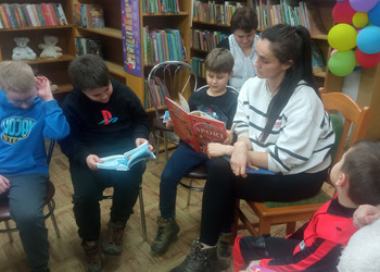 Rodzinne czytanie w Filii bibliotecznej w Gorzycach