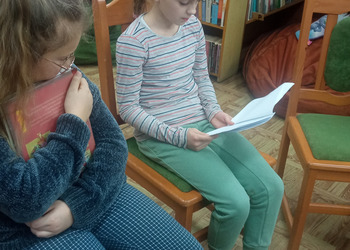 Rodzinne czytanie w Filii bibliotecznej w Gorzycach