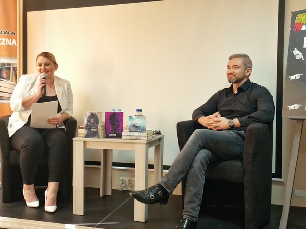 Pierwsze na Pałukach spotkanie z mistrzem powieści kryminalnych było u nas