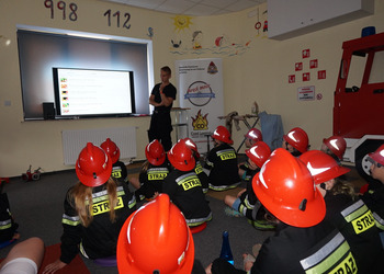 Spotkanie ze strażakiem - zajęcia wakacyjne dla dzieci.