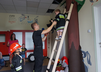 Spotkanie ze strażakiem - zajęcia wakacyjne dla dzieci.