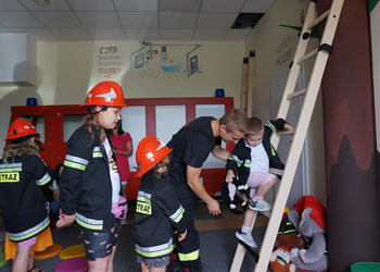 Spotkanie ze strażakiem - zajęcia wakacyjne dla dzieci.