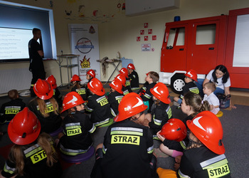 Spotkanie ze strażakiem - zajęcia wakacyjne dla dzieci.
