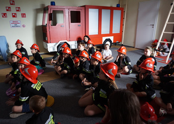 Spotkanie ze strażakiem - zajęcia wakacyjne dla dzieci.