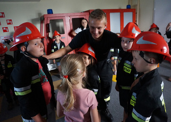 Spotkanie ze strażakiem - zajęcia wakacyjne dla dzieci.