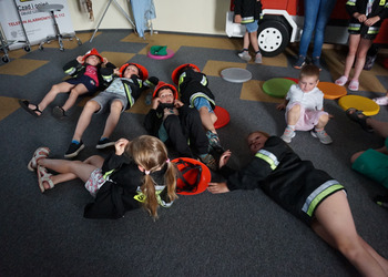 Spotkanie ze strażakiem - zajęcia wakacyjne dla dzieci.