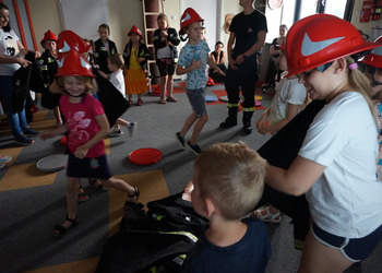 Spotkanie ze strażakiem - zajęcia wakacyjne dla dzieci.