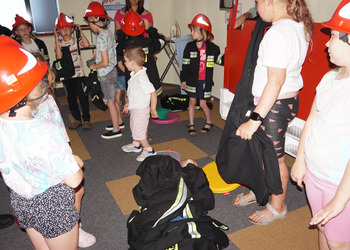 Spotkanie ze strażakiem - zajęcia wakacyjne dla dzieci.