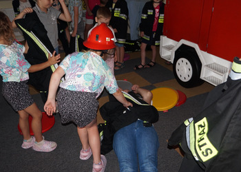 Spotkanie ze strażakiem - zajęcia wakacyjne dla dzieci.