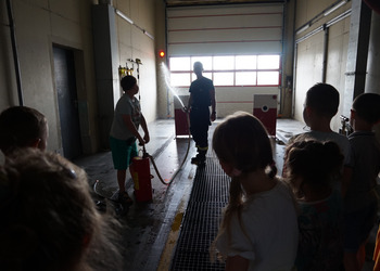 Spotkanie ze strażakiem - zajęcia wakacyjne dla dzieci.