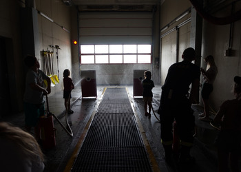 Spotkanie ze strażakiem - zajęcia wakacyjne dla dzieci.