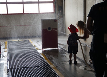 Spotkanie ze strażakiem - zajęcia wakacyjne dla dzieci.