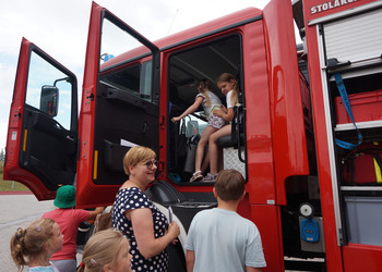 Spotkanie ze strażakiem - zajęcia wakacyjne dla dzieci.