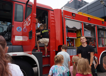 Spotkanie ze strażakiem - zajęcia wakacyjne dla dzieci.