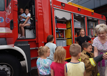 Spotkanie ze strażakiem - zajęcia wakacyjne dla dzieci.