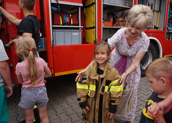 Spotkanie ze strażakiem - zajęcia wakacyjne dla dzieci.