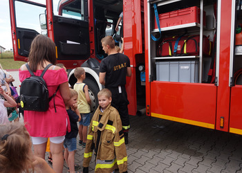 Spotkanie ze strażakiem - zajęcia wakacyjne dla dzieci.
