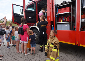 Spotkanie ze strażakiem - zajęcia wakacyjne dla dzieci.